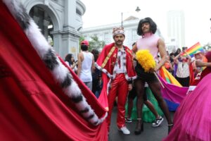 Personas participan en una marcha por el Día Internacional del Orgullo LGTBI este sábado, en Quito (Ecuador). EFE/ Jonathan Miranda