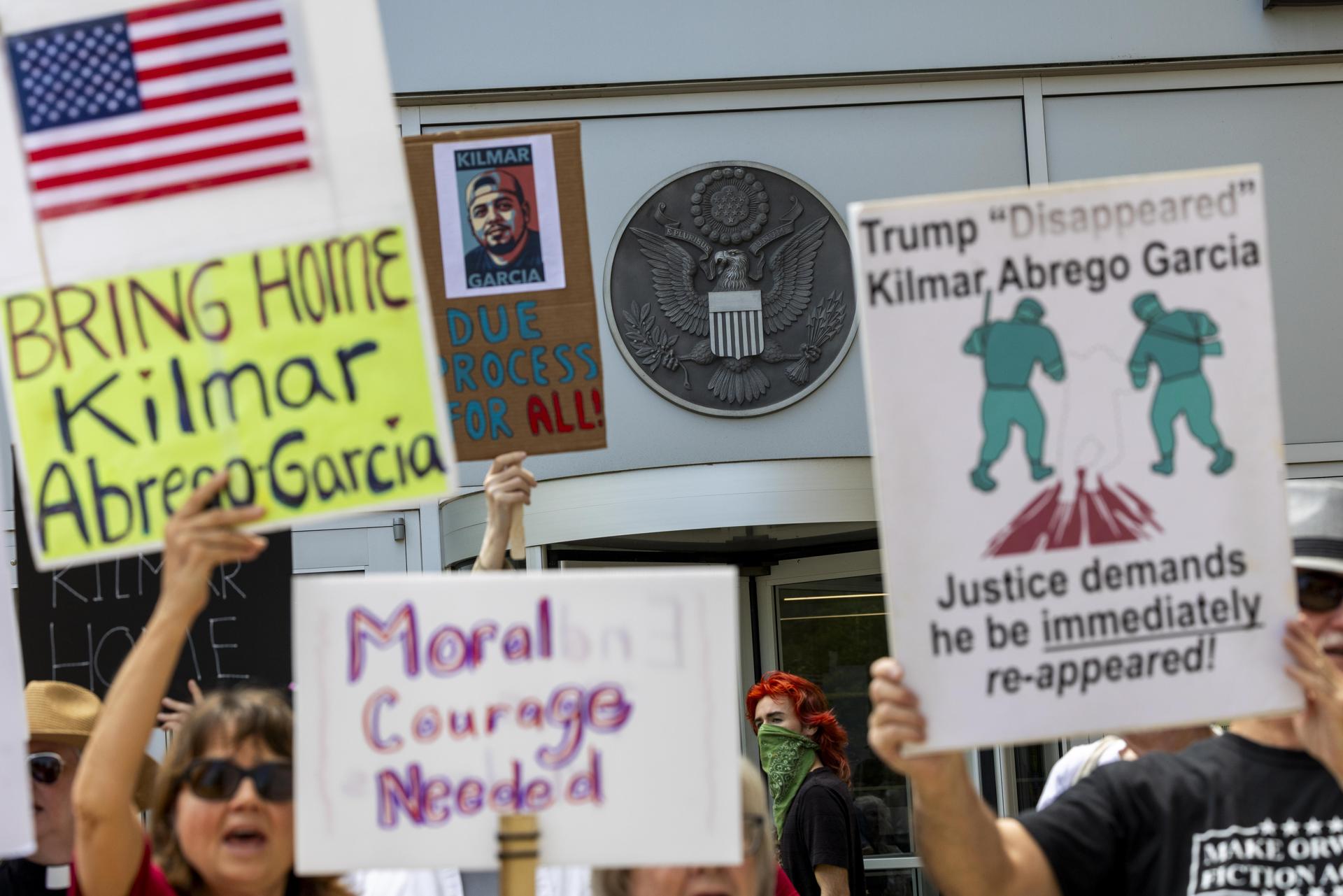 Fotografía de archivo de protestas por el caso de Kilmar Ábrego García. EFE/Shawn Thew