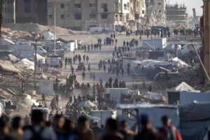 Vista general de tiendas de campaña que albergan a palestinos desplazados internos a lo largo de la costa de Gaza, en una imagen del 2 de junio de 2025. EFE/EPA/HAITHAM IMAD