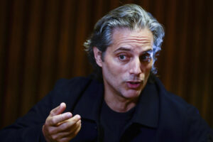 El actor argentino Joaquin Furriel habla durante una entrevista con EFE este viernes, en Buenos Aires (Argentina). EFE/ Matias Martin Campaya