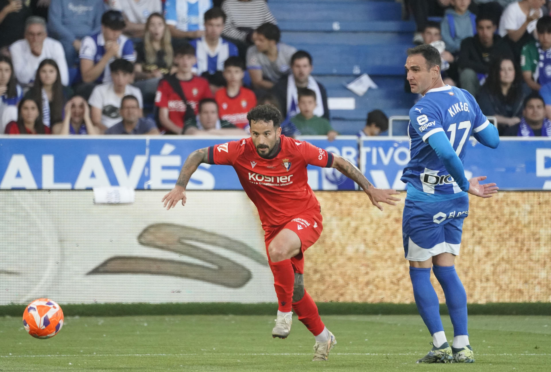 El delantero del Alavés Kike García (d) pelea un balón ante el centrocampista del Osasuna Rubén García (i) durante un partido de LaLiga EA Sports, entre el Alavés y el Osasuna, en el estadio de Mendizorroza. EFE/ L. Rico