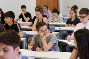 Varios alumnos listos para someterse a una de los exámenes de acceso a la Universidad. EFE/ R. García