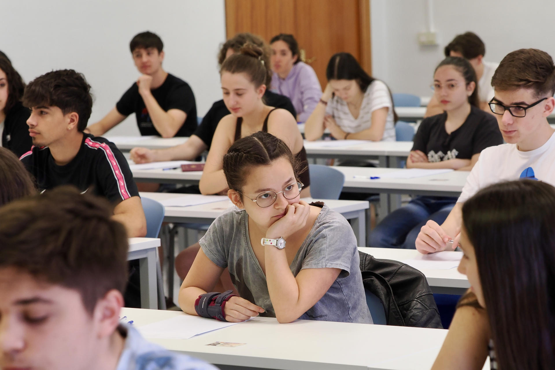 Varios alumnos listos para someterse a una de los exámenes de acceso a la Universidad. EFE/ R. García