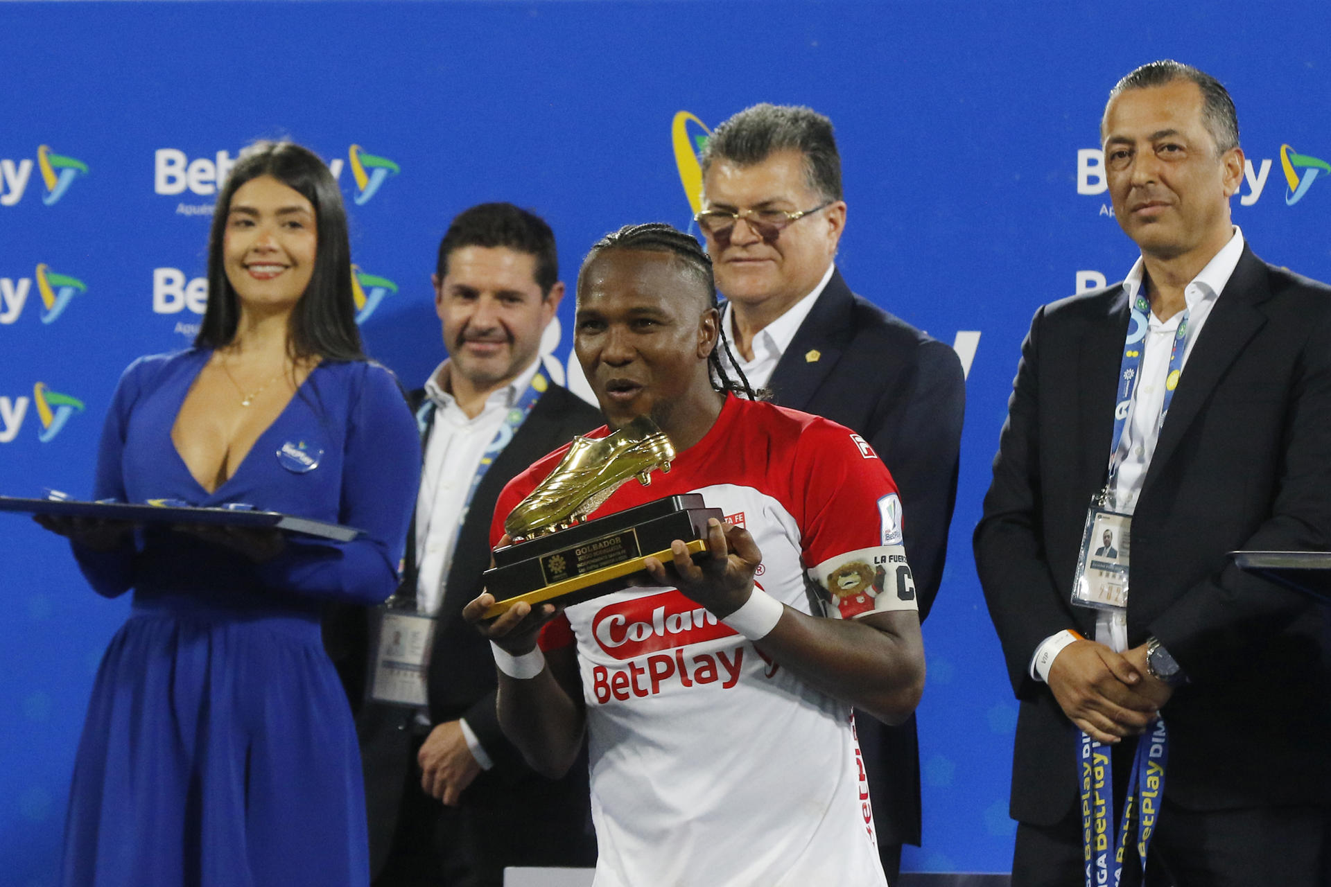 Hugo Rodallega (c), delantero del flamante campeón del fútbol colombiano, Independiente Santa Fe, recibe la bota de oro al máximo goleador del torneo, con 16, al término del partido de vuelta de la final jugado en el estadio Atanasio Girardot de Medellín. EFE/ STR
