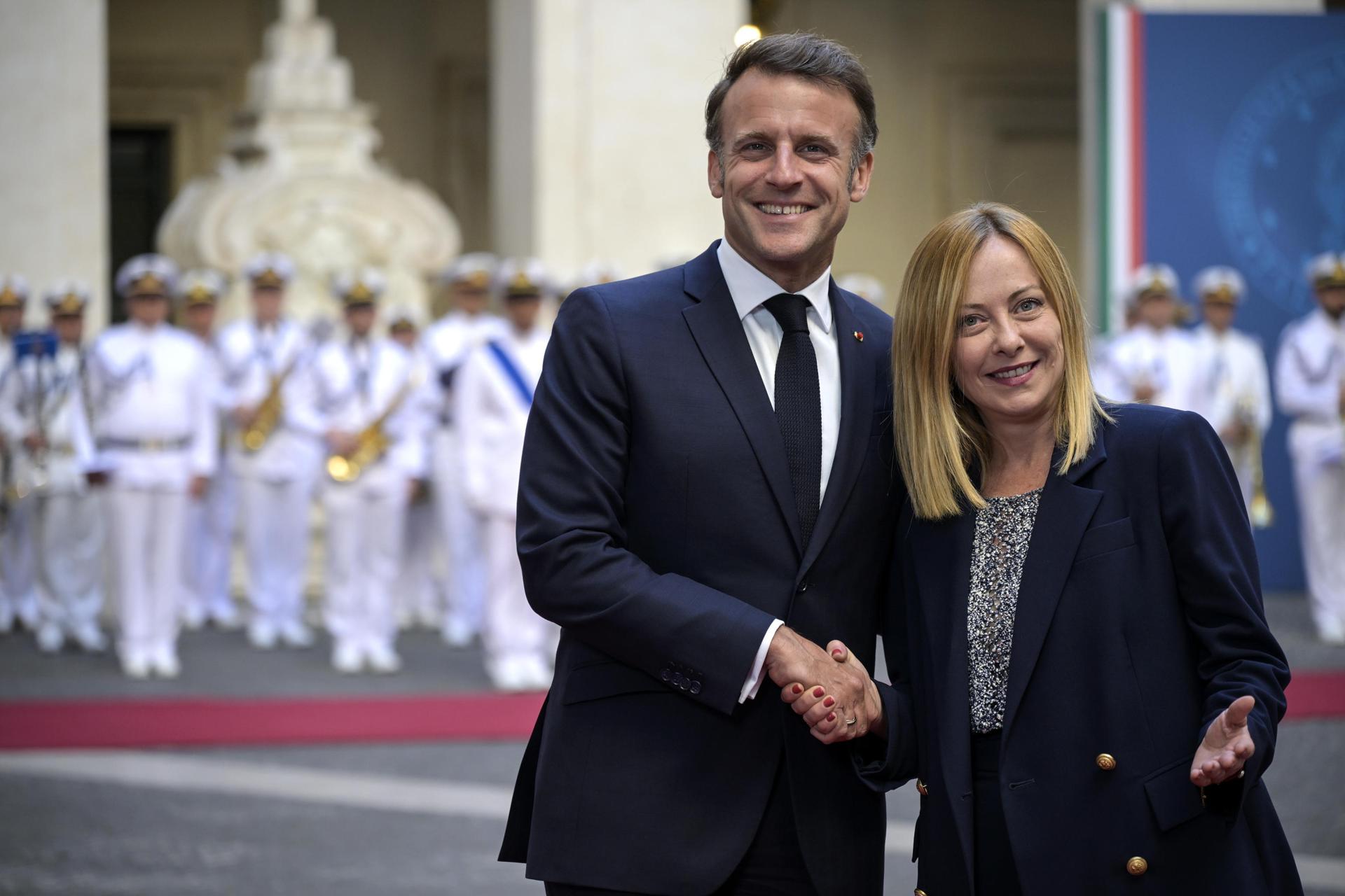 La primera ministra italiana, Giorgia Meloni (d), recibe al presidente francés, Emmanuel Macron (i), en el Palazzo Chigi de Roma, Italia, el 3 de junio de 2025. EFE/RICCARDO ANTIMIANI