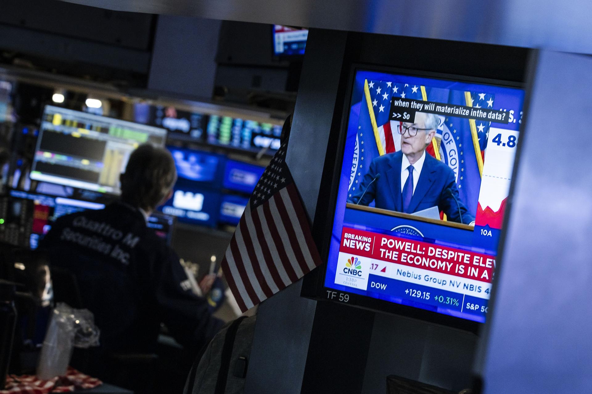 Jerome Powell, el presidente de la Reserva Federal de Estados Unidos, aparece en la pantalla de un televisor durante una conferencia de prensa mientras los operadores trabajan en el parqué de la Bolsa de Nueva York en Nueva York, Nueva York, EE.UU., 18 de junio de 2025. (Estados Unidos, Nueva York) EFE/EPA/JUSTIN LANE
//////////
NEW YORK (United States), 18/06/2025.- Jerome Powell, the chairman of the United States' Federal Reserve, is shown on a television screen during a press conference as traders work on the floor of the New York Stock Exchange in New York, New York, USA, 18 June 2025. (Estados Unidos, Nueva York) EFE/EPA/JUSTIN LANE