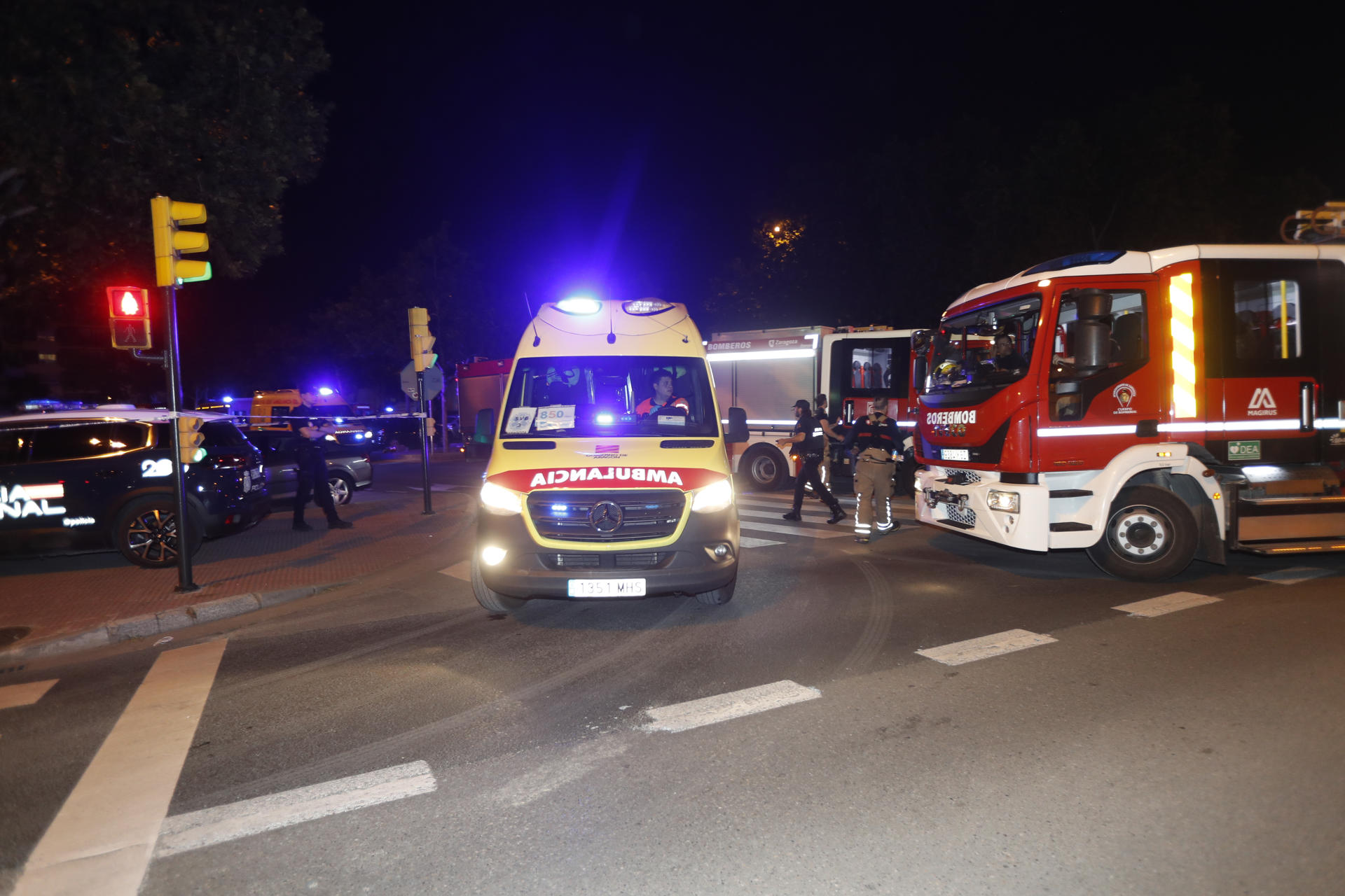 Un hombre de 93 años ha fallecido a causa de una explosión registrada en una residencia de ancianos de Zaragoza, han informado fuentes del ayuntamiento de la capital aragonesa. La explosión en la residencia DomusVi ha tenido lugar en torno a las 23.00 horas en la parte baja del edificio, ubicado en la calle Salvador Allende de Zaragoza, y a partir de ese momento se ha generado mucho humo y la residencia ha sido desalojada. Los Bomberos de Zaragoza han desplazado al lugar de los hechos una ambulancia, una bomba urbana ligera, una bomba pesada, autoescalas automáticas y un vehículo de apoyo sanitario. EFE/Javier Belver
