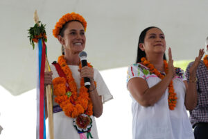 Fotografía cedida por la presidencia de México que muestra a la mandataria mexicana, Claudia Sheinbaum (i), hablando este sábado en Emiliano Zapata (México). EFE/ Presidencia de México /SOLO USO EDITORIAL/SOLO DISPONIBLE PARA ILUSTRAR LA NOTICIA QUE ACOMPAÑA (CRÉDITO OBLIGATORIO)