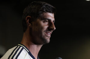 El guardameta titular del Real Madrid, Thibaut Courtois, habla este sábado con periodistas en Charlotte. EFE/ André Coelho