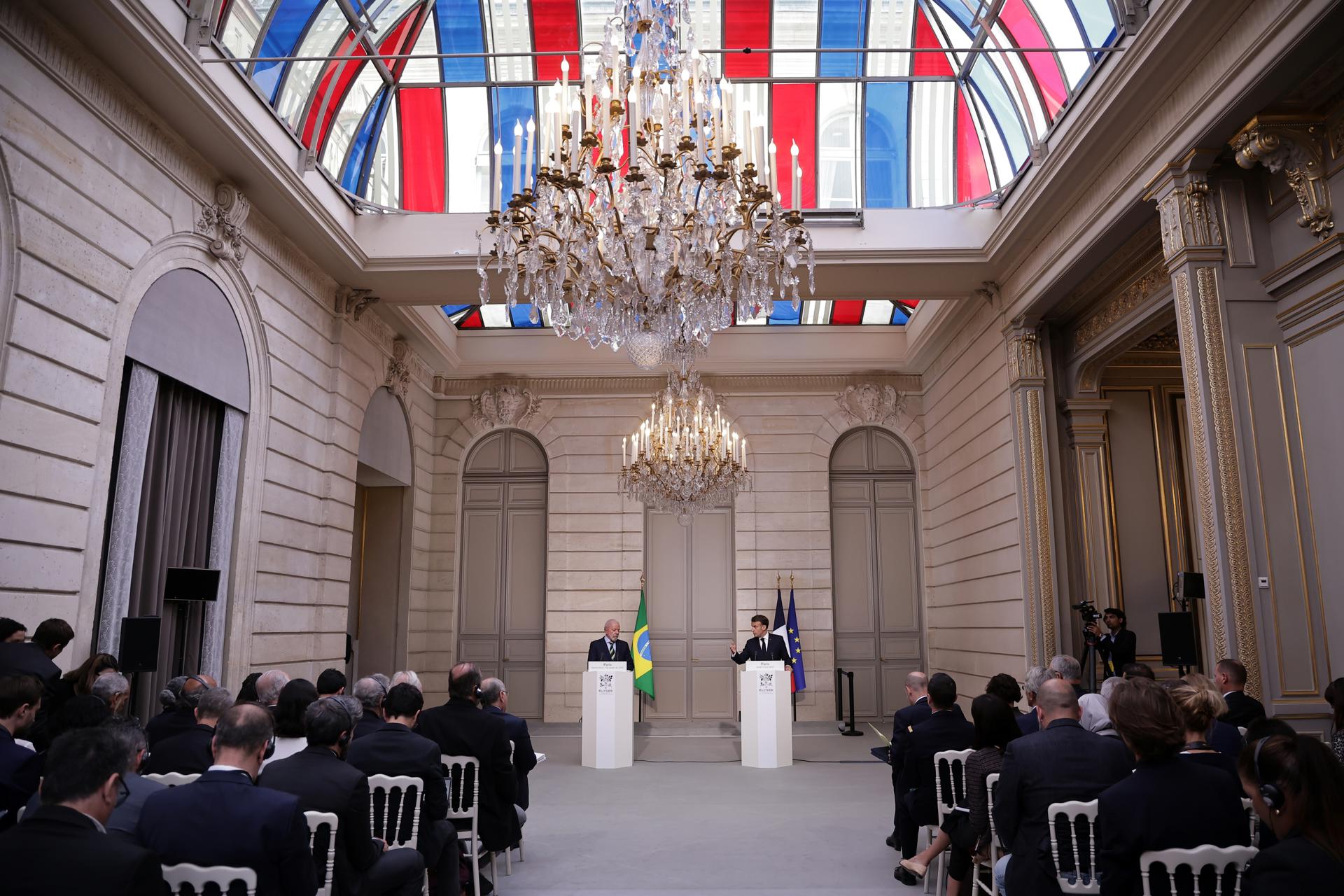 El presidente de Brasil, Luiz Inácio Lula da Silva, y su homólogo francés, Emmanuel Macron, durante la rueda de prensa. EFE/EPA/CHRISTOPHE PETIT TESSON / POOL