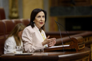 La ministra de Defensa, Margarita Robles, en su réplica a los grupos parlamentarios este miércoles en el Pleno del Congreso, donde ha comparecido para explicar los envíos de material bélico a Israel. EFE/ Rodrigo Jimenez