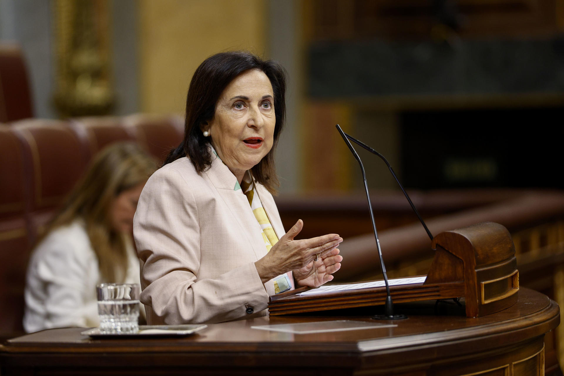 La ministra de Defensa, Margarita Robles, en su réplica a los grupos parlamentarios este miércoles en el Pleno del Congreso, donde ha comparecido para explicar los envíos de material bélico a Israel. EFE/ Rodrigo Jimenez