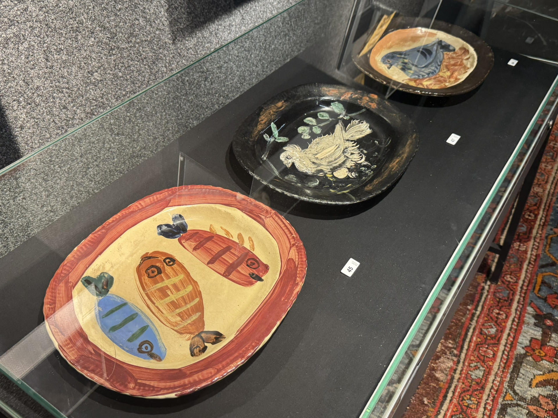 Las piezas originales de cerámica de Pablo Picasso que serán subastadas este jueves por la casa de subastas suiza Piguet en Ginebra. EFE/ Antonio Broto