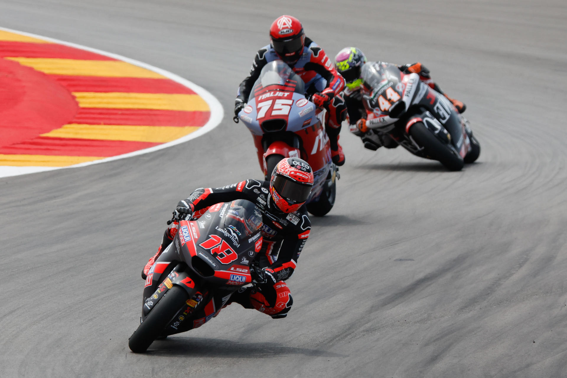 El piloto español de Moto2 Manuel González (Kalex), durante los entrenamientos libres para el Gran Premio de Aragón, que se disputa este fin de semana en el circuito Motorland Alcañiz (Teruel). EFE/ Javier Cebollada