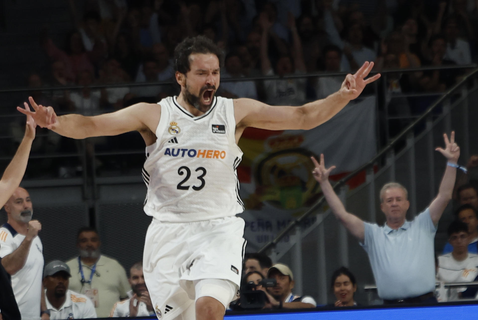 El base del Real Madrid Sergio Llull celebra tras anotar un triple, durante el primer partido del playoff de los cuartos de final de la Liga Endesa de baloncesto ante el Baskonia que se disputa este martes en el Movistar Arena de Madrid. EFE/ Juanjo Martín
