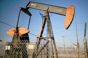Fotografía de archivo en donde se ven bombas de extracción en un campo petrolífero. EFE/Sean Masterson.