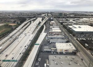 Fotografía de archivo que muestra una vista de la intersección de dos autopistas junto al Aeropuerto Internacional de Los Ángeles (EE.UU.). EFE/MATT CAMPBELL