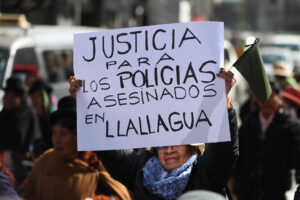 Personas participan durante una marcha pidiendo justicia por la muerte de policías durante enfrentamientos con seguidores del expresidente Evo Morales, este martes en La Paz (Bolivia). EFE/Luis Gandarillas