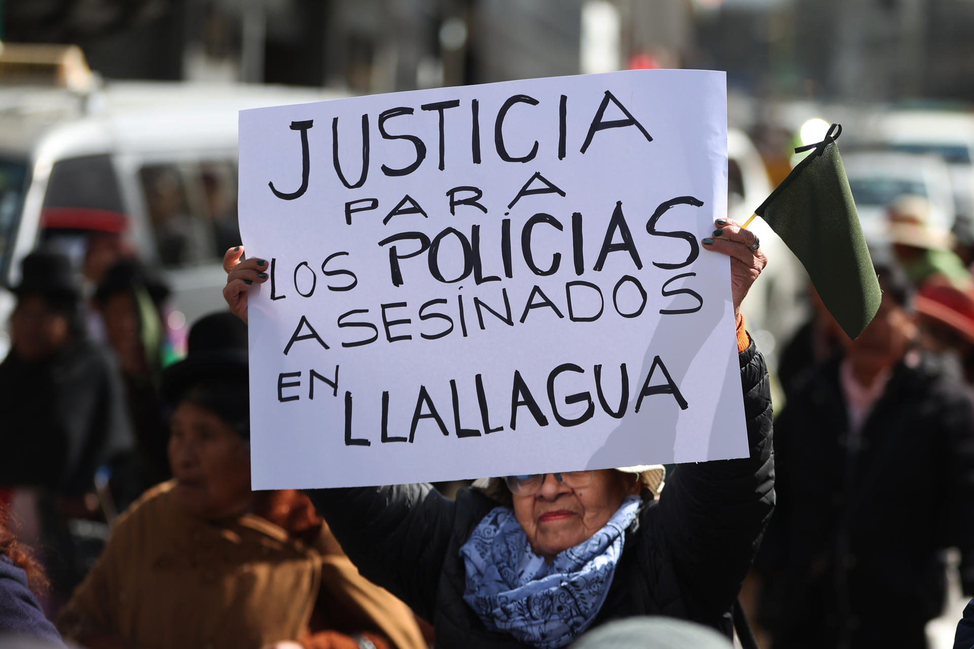 Personas participan durante una marcha pidiendo justicia por la muerte de policías durante enfrentamientos con seguidores del expresidente Evo Morales, este martes en La Paz (Bolivia). EFE/Luis Gandarillas