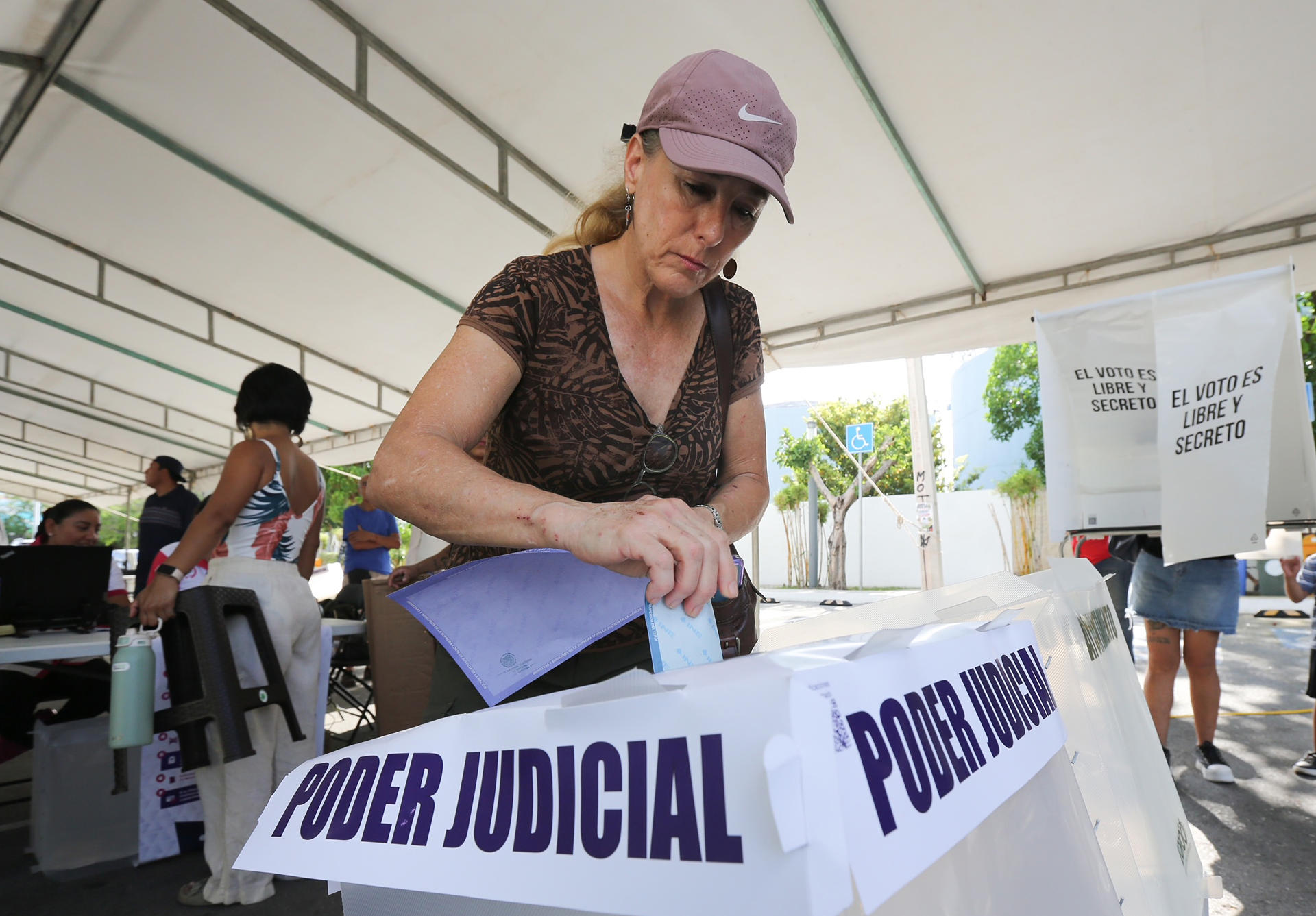 Ciudadanos emiten su voto en las elecciones judiciales en un centro de votación, este domingo en Cancún, estado de Quintana Roo (México). EFE/ Alonso Cupul
