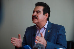 El candidato presidencial boliviano Manfred Reyes Villa habla durante una rueda de prensa este jueves, en La Paz, (Bolivia). Reyes Villa instó al Gobierno de Luis Arce a meter "preso" al exmandatario Evo Morales, para "terminar" con el bloqueo de caminos que sostienen sus seguidores, en los que ya murieron cuatro policías y un civil. EFE/ Gabriel Márquez