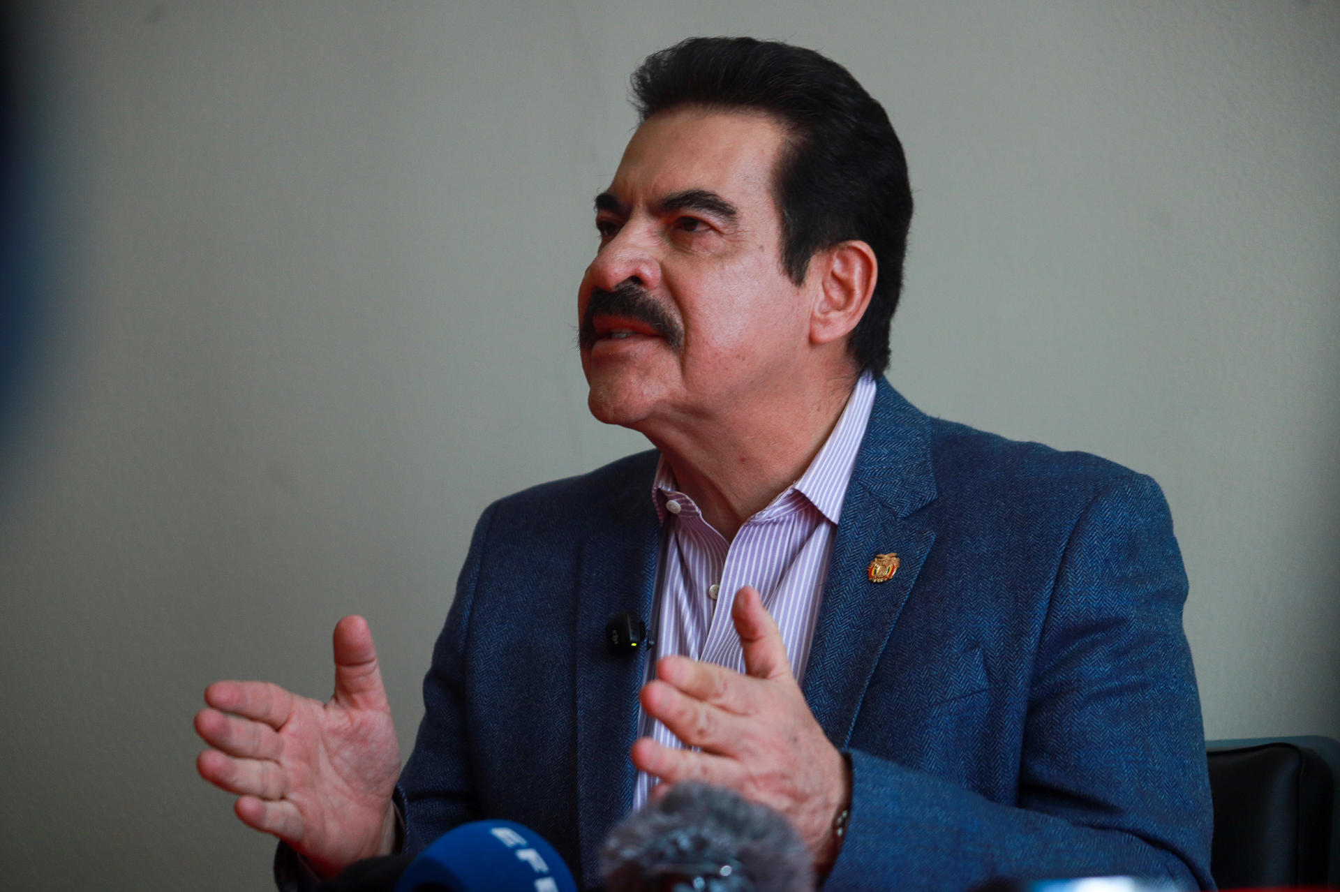 El candidato presidencial boliviano Manfred Reyes Villa habla durante una rueda de prensa este jueves, en La Paz, (Bolivia). Reyes Villa instó al Gobierno de Luis Arce a meter "preso" al exmandatario Evo Morales, para "terminar" con el bloqueo de caminos que sostienen sus seguidores, en los que ya murieron cuatro policías y un civil. EFE/ Gabriel Márquez