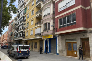 Agentes de la Policía Nacional aguardan ante la vivienda donde un hombre de 34 años ha asesinado presuntamente a su mujer y a su hijo de 3 años en la localidad de Algemesí (Valencia), según ha confirmado el cuerpo policial. EFE/Raquel Segura