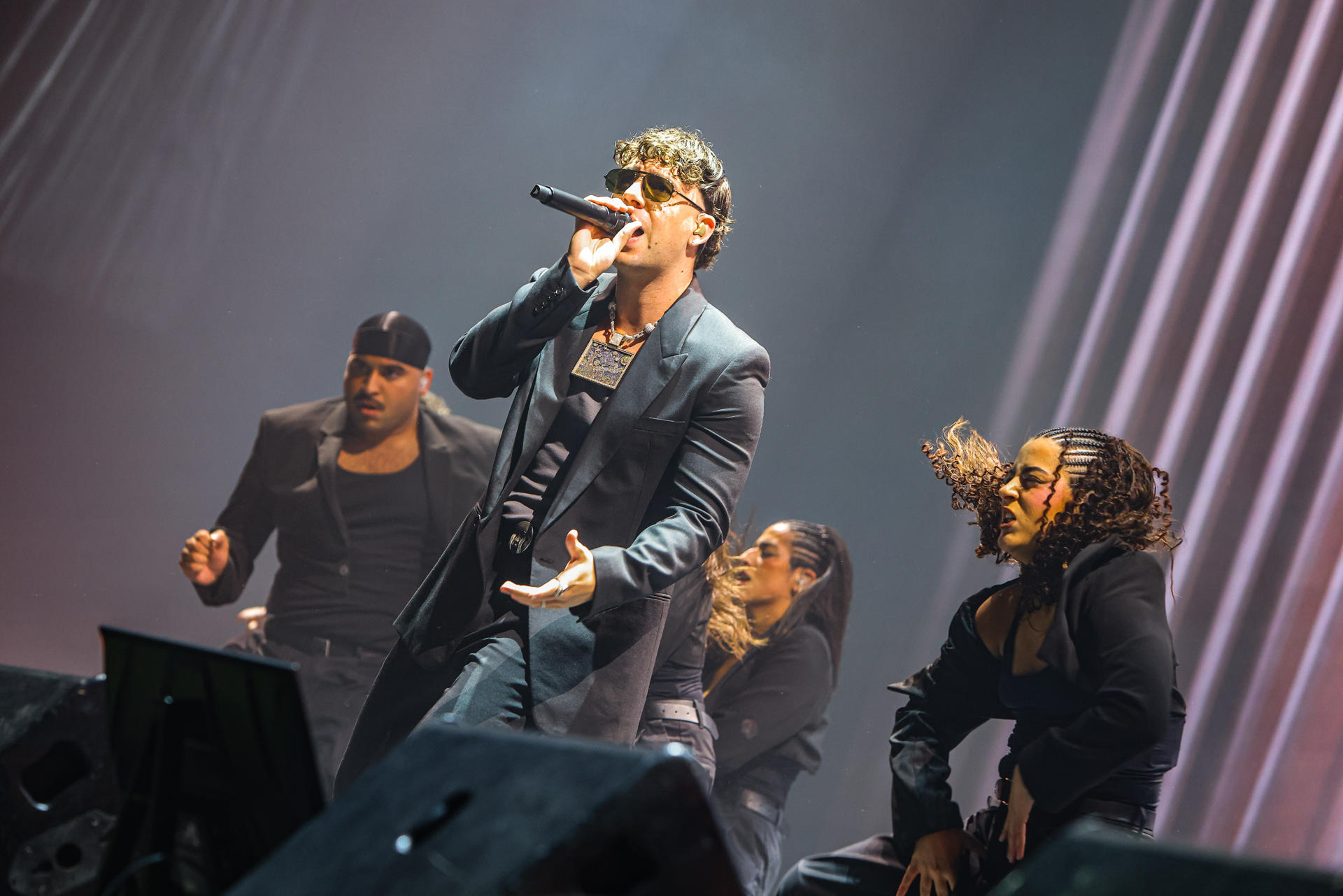 El cantante y compositor español Quevedo se presenta en un concierto durante su gira 'Buenas Noches LATAM Tour' este domingo, en el Antel Arena de Montevideo (Uruguay). EFE/ Gastón Britos