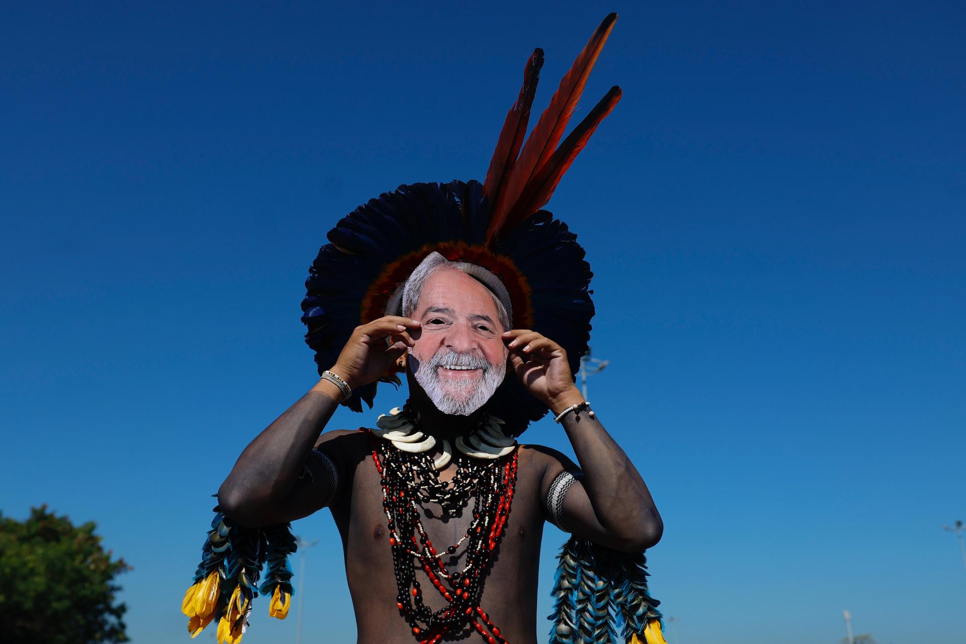 AME6601. RÍO DE JANEIRO (BRASIL), 17/06/2025.- Un indígena con una máscara del presidente de Brasil, Luiz Inácio Lula da Silva, participa en una protesta este martes, en Río de Janeiro (Brasil). Unos cien manifestantes, entre indígenas, ecologistas y sindicalistas, protestaron este martes contra la subasta promovida por Brasil para ofrecer concesiones con el fin de explorar y explotar áreas en una vulnerable región marina próxima a la desembocadura del Amazonas. EFE/ Antonio Lacerda