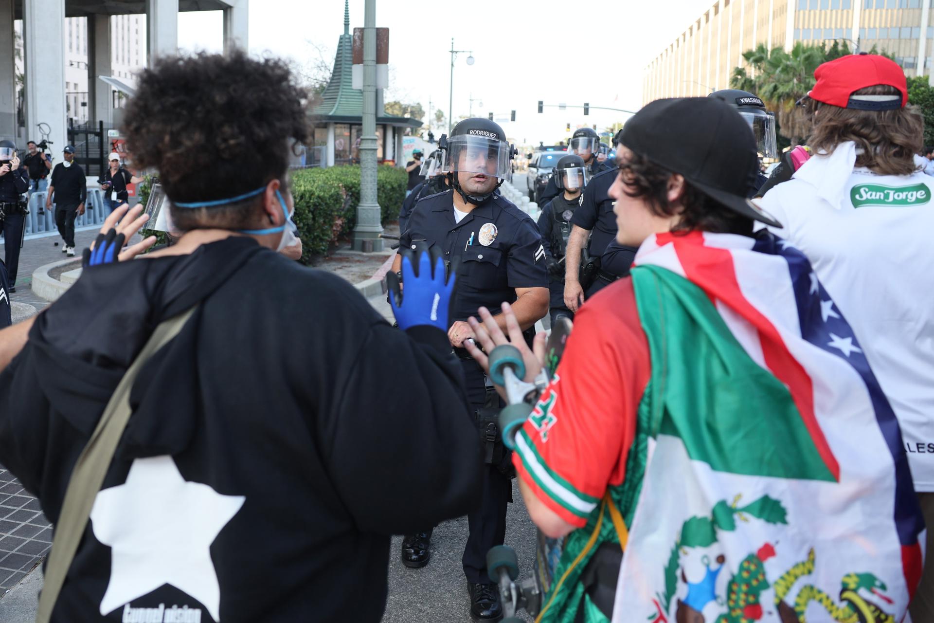Manifestantes se enfrentan a la policía en Los Ángeles, California, EE.UU., el 9 de junio de 2025. EFE/ALLISON DINNER