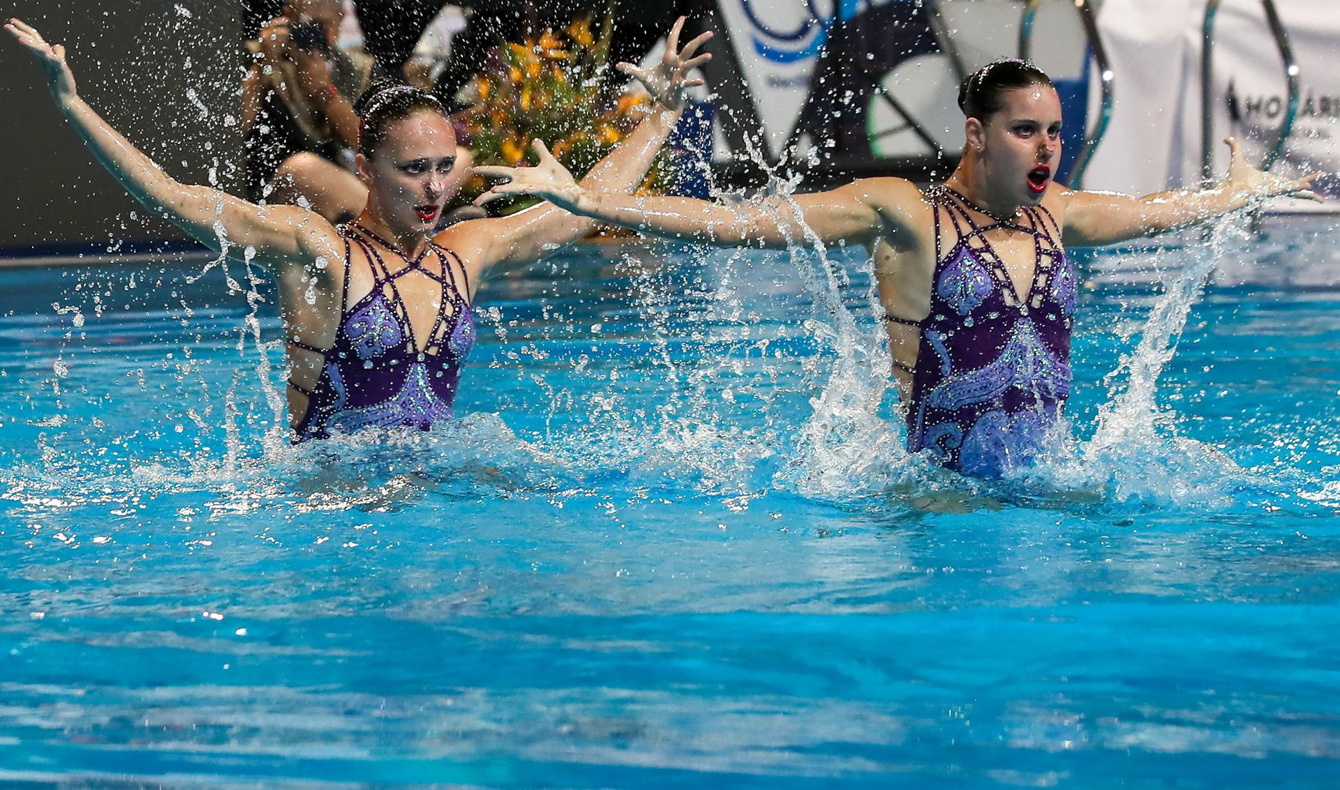 Foto del 4 de junio de 2025 de Lilou Lluis (i) e Iris Tio Casas durante su participación en los Europeos de Natación Artística de Funchal (Portugal). EFE/EPA/HOMEM DE GOUVEIA