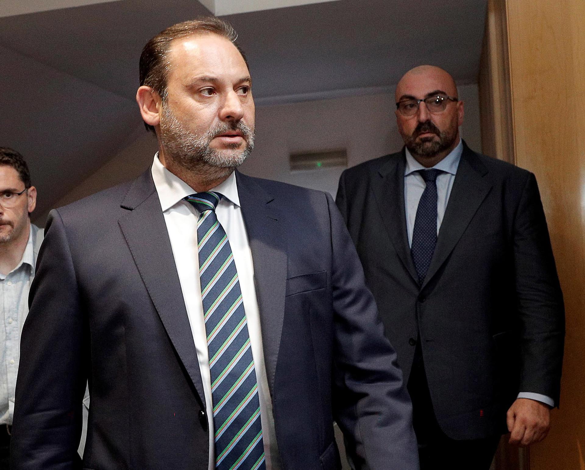 Imagen de archivo (5/8/2019) del entonces secretario de Organización del PSOE y ministro de Fomento en funciones, José Luis Ábalos, acompañado por su asesor Koldo García. EFE/Manuel Bruque
