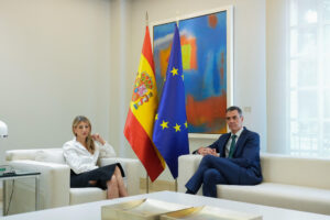 El presidente del Gobierno, Pedro Sánchez, se reúne este lunes en Moncloa con la vicepresidenta segunda, Yolanda Díaz, tras el informe de la UCO que implica al hasta ahora secretario de Organización del PSOE, Santos Cerdán, en el presunto cobro de comisiones.  EFE/ Borja Sanchez-trillo