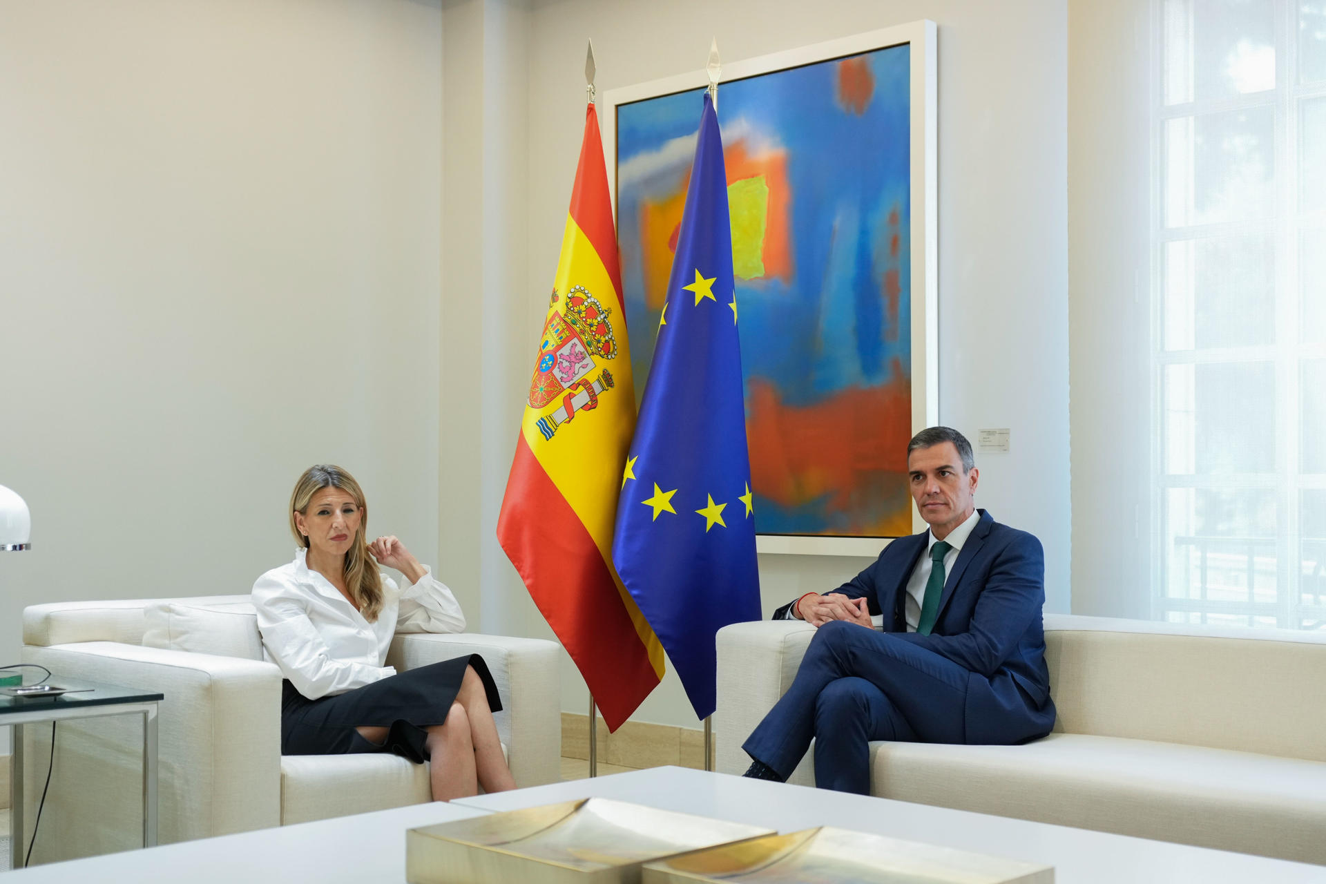 El presidente del Gobierno, Pedro Sánchez, se reúne este lunes en Moncloa con la vicepresidenta segunda, Yolanda Díaz, tras el informe de la UCO que implica al hasta ahora secretario de Organización del PSOE, Santos Cerdán, en el presunto cobro de comisiones.  EFE/ Borja Sanchez-trillo