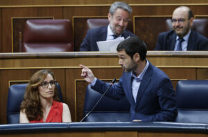 El ministro de Derechos Sociales, Consumo y Agenda 2030, Pablo Bustinduy interviene en la sesión de control al Ejecutivo que se celebra este miércoles en el Congreso. EFE/Mariscal