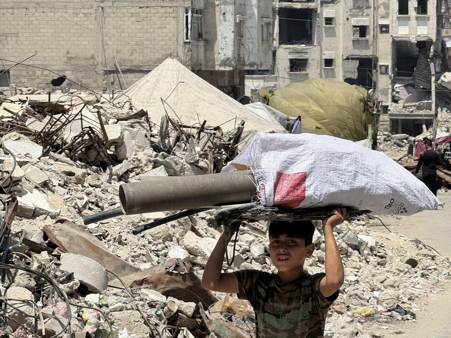 En el norte de Gaza, donde vive más de 1 millón de personas, la escasa ayuda que lleva entrando a la Franja desde hace dos semanas no llega. Son muy pocos los camiones que han repartido allí víveres, lo que deja a su población en una situación aún más límite. EFE/ Ahmad Awad
