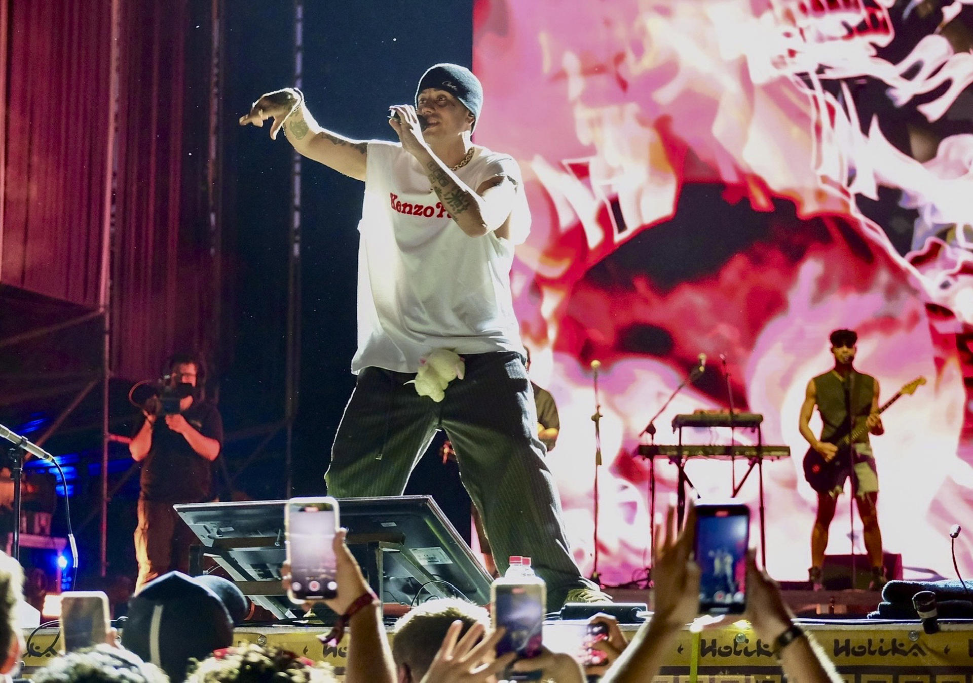 El artista argentino Duki, una de las voces más influyentes del trap y el rap en español, durante su actuación este viernes en el festival Holika, que en su séptima edición reúne a unos 80 artistas del reguetón, trap y electrónica, este viernes en Calahorra. EFE/Raquel Manzanares