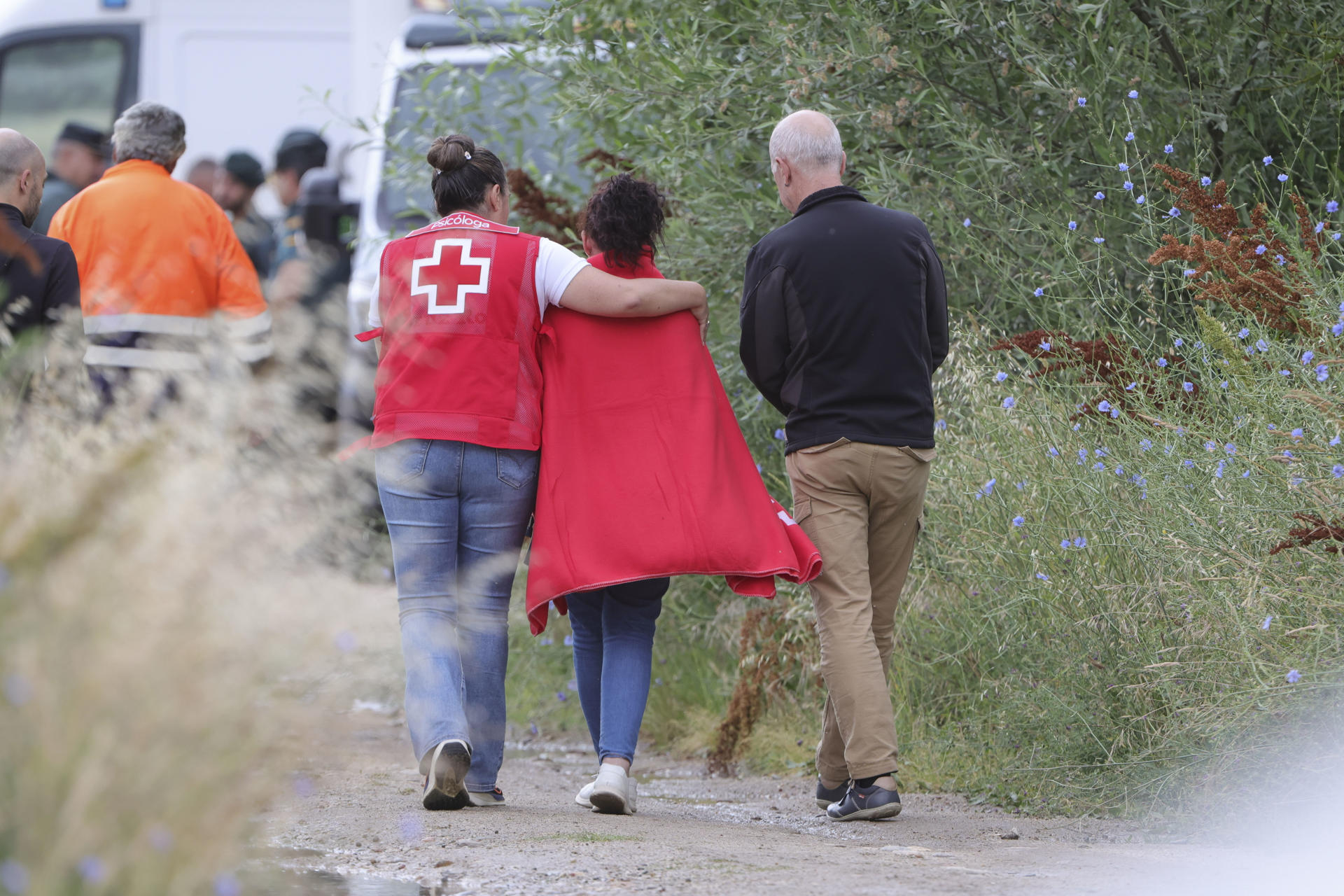 El Grupo de Actividades Subacuáticas de la Guardia Civil retoma la búsqueda del menor de 14 años desparecido en la tarde del domingo en el río Tormes en Alba de Tormes (Salamanca), unas labores para las que ya se cuenta con un caudal descendido después de que se haya retenido la salida de agua del embalse de Santa Teresa. EFE/JM García
