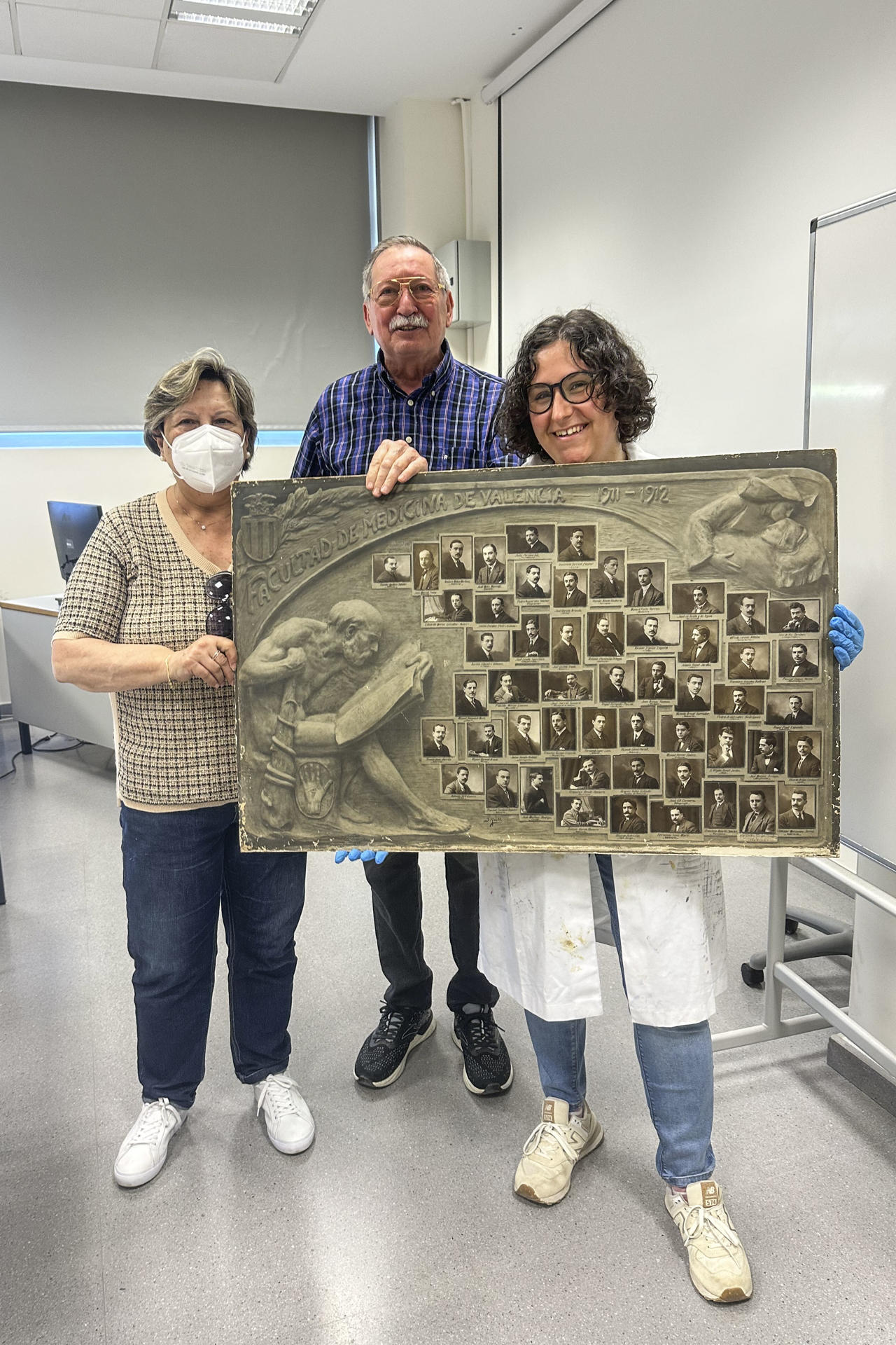 La orla de la Facultad valenciana de Medicina de 1911 recuperada. EFE/UPV