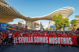 Miles de sevillistas bajo el lema -El Sevilla somos nosotros- se han manifestado este jueves por las calles del centro de la capital andaluza para pedir la dimisión del Consejo de Administración del Sevilla FC y de su presidente, José María del Nido Carrasco. EFE/Julio Muñoz