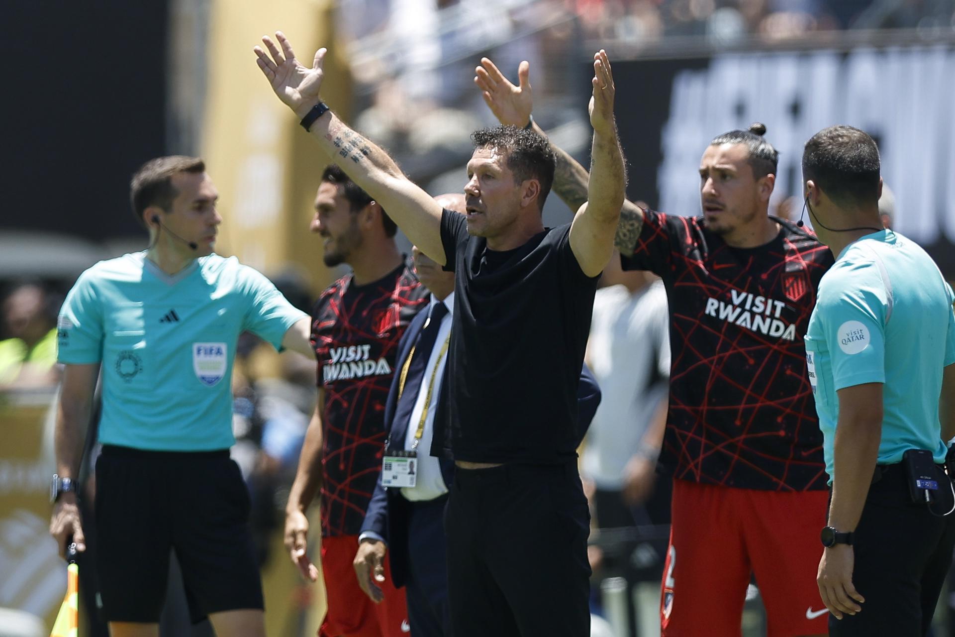 Diego Simeone se queja de una decisión arbitral, durante el partido del Atlético de Madrid contra el PSG, en la primera jornada del Mundial de Clubes. EFE/EPA/CAROLINE BREHMAN