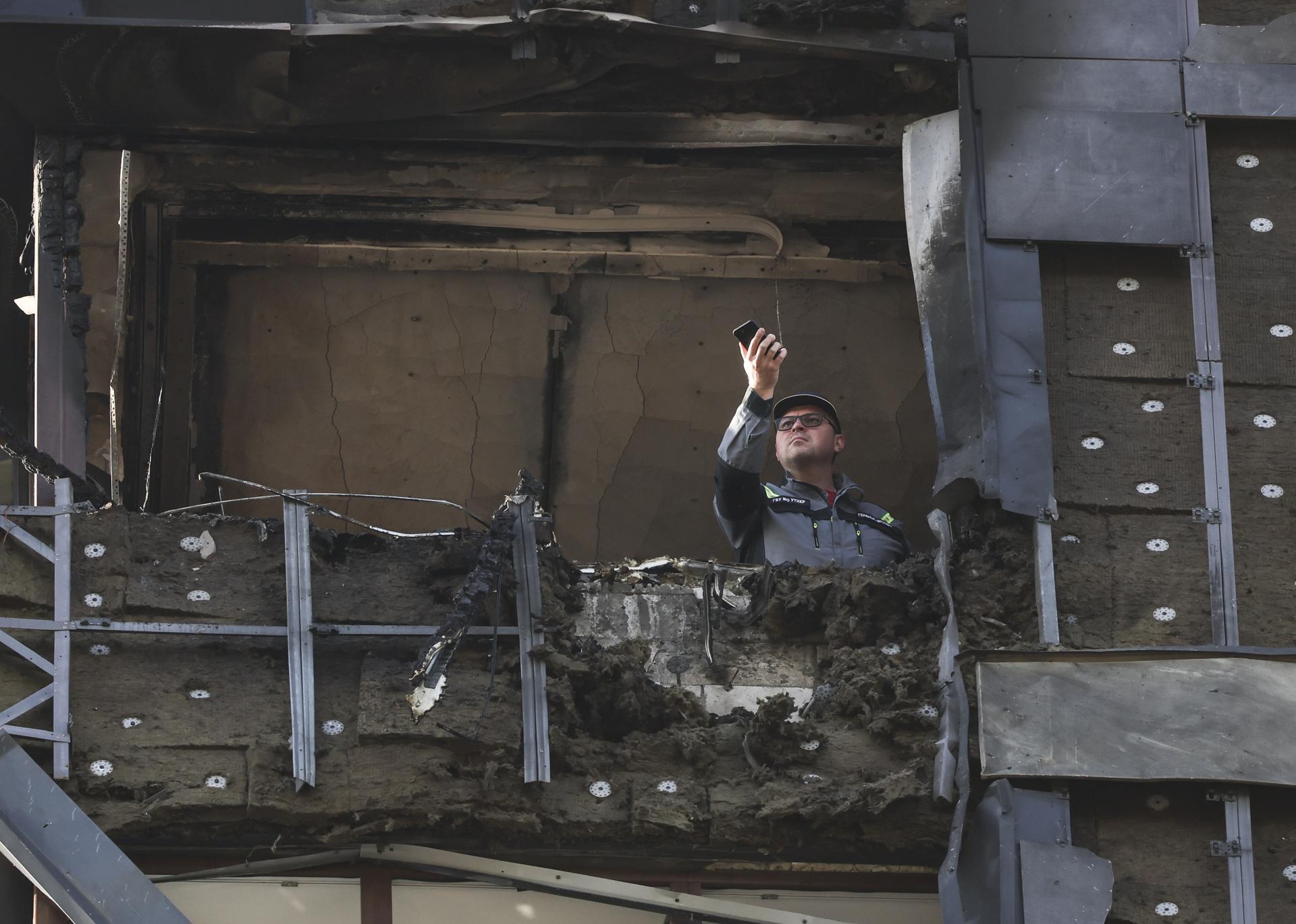 Un hombre evalúa los daños en un edificio de apartamentos tras un ataque con drones ucranianos en Krasnogorsk, Rusia, el 24 de junio de 2025. EFE/EPA/MAXIM SHIPENKOV
