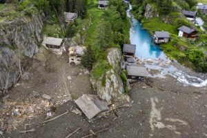 Fotografía de archivo de una vista aérea que muestra casas devastadas por la fuerza de una enorme avalancha provocada por el derrumbe del glaciar Birch, que arrasó hasta el fondo del valle y destruyó el pueblo de Blatten, en Suiza. EFE/EPA/MICHAEL BUHOLZER IMAGE TAKEN WITH A DRONE