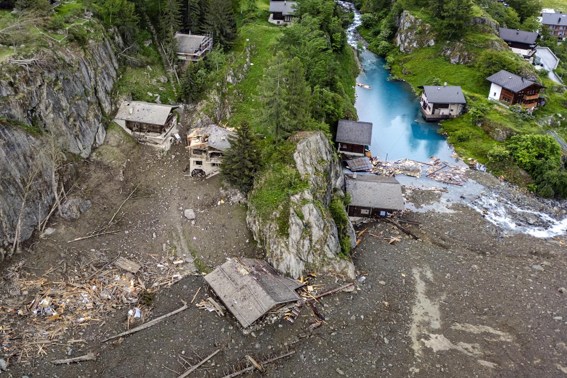 Fotografía de archivo de una vista aérea que muestra casas devastadas por la fuerza de una enorme avalancha provocada por el derrumbe del glaciar Birch, que arrasó hasta el fondo del valle y destruyó el pueblo de Blatten, en Suiza. EFE/EPA/MICHAEL BUHOLZER IMAGE TAKEN WITH A DRONE