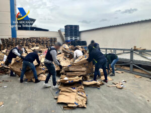 Funcionarios de Vigilancia Aduanera de la Agencia Tributaria han intervenido 1.190 kilos de cocaína oculta en un ‘macrocargamento’ de 335 toneladas de cartón destinado, presuntamente, al reciclado que llegó al puerto de Barcelona en el interior de 14 contenedores procedentes de Guatemala. Por su presunta participación en los hechos se encuentran investigadas cinco personas y la empresa que realizaba las importaciones de la carga legal que camuflaba la droga. Del total de estupefaciente intervenido, 990 kilos se localizaron en una nave industrial en Madrid, en lo que supone la mayor aprehensión de cocaína en esta comunidad en los últimos 20 años.-EFE/ Agencia Tributaria ***SOLO USO EDITORIAL/SOLO DISPONIBLE PARA ILUSTRAR LA NOTICIA QUE ACOMPAÑA (CRÉDITO OBLIGATORIO)***