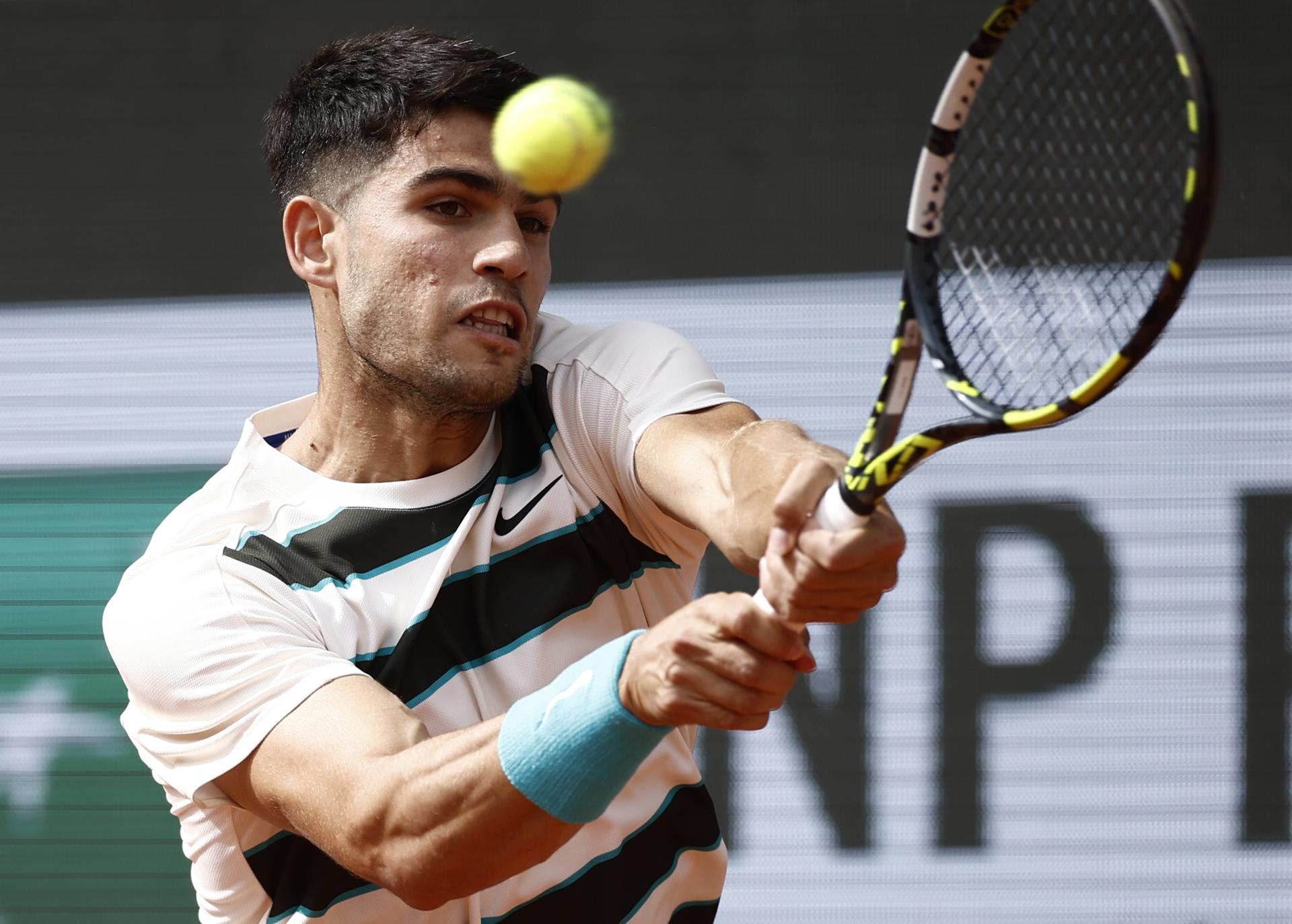 El español Carlos Alcaraz durante su partido de cuarta ronda masculina contra Ben Shelton de EE. UU. en el Grand Slam del Abierto de Francia, torneo de tenis en Roland Garros, París, Francia, este domingo.-EFE/ Yoan Valat