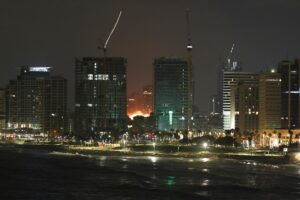 Una explosión emerge de un misil disparado desde Irán en Tel Aviv, Israel, 16 de junio de 2025. EFEATEF SAFADI