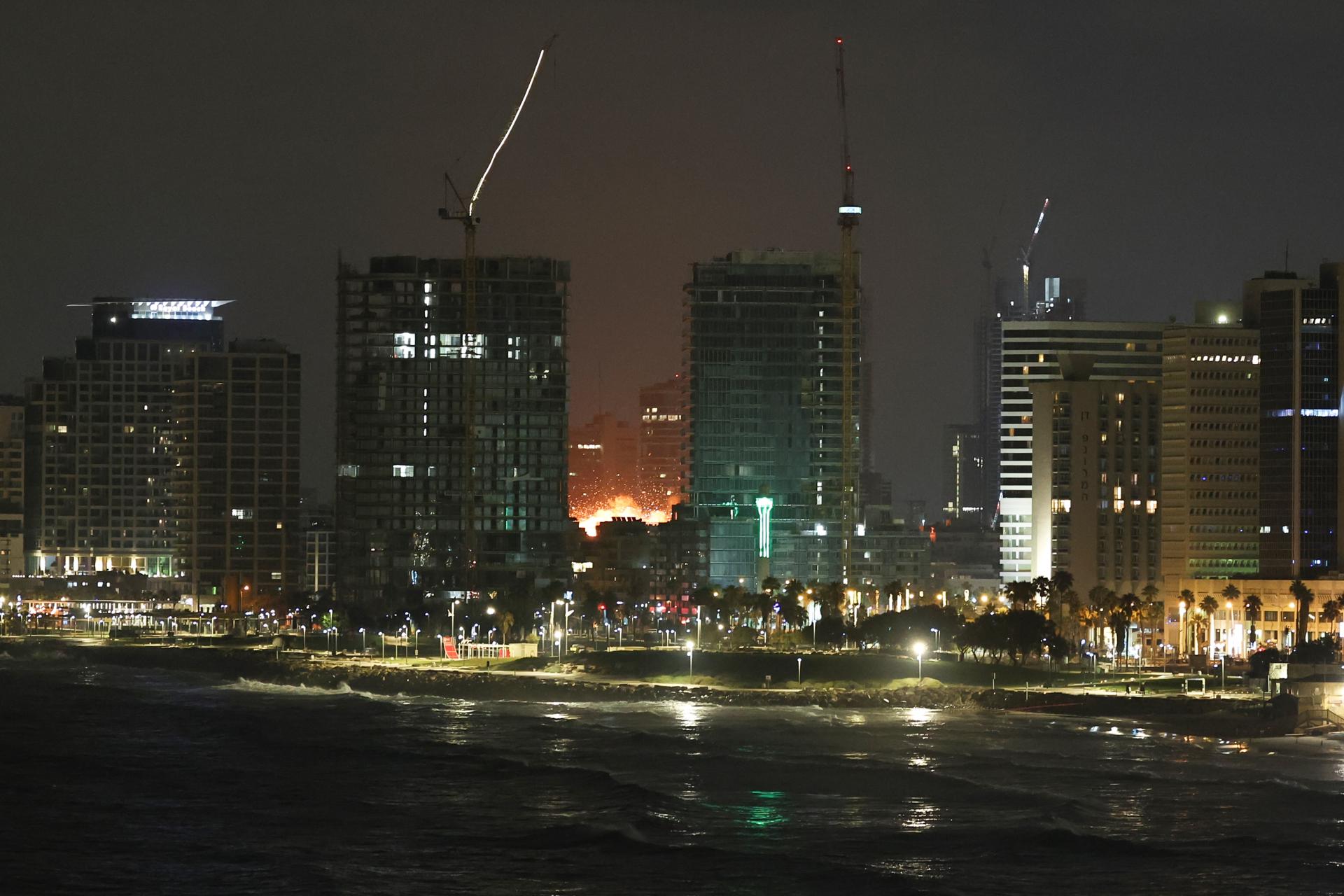 Una explosión emerge de un misil disparado desde Irán en Tel Aviv, Israel, 16 de junio de 2025. EFEATEF SAFADI