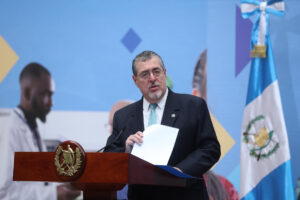 El presidente de Guatemala, Bernardo Arévalo, habla en una conferencia de prensa este lunes en Ciudad de Guatemala (Guatemala). EFE/ Mariano Macz