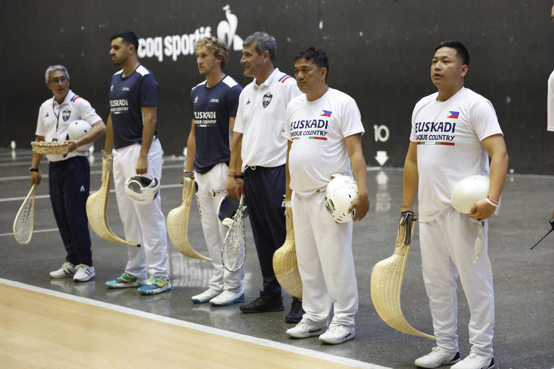 La primera jornada de la I Liga de Naciones de cesta punta en frontón de 54 metros, primer torneo oficial en el que competirá el combinado vasco tras su reconocimiento internacional, ha enfrentado en Gernika a Filipinas (blanco) contra Francia (azul). EFE/ Miguel Toña